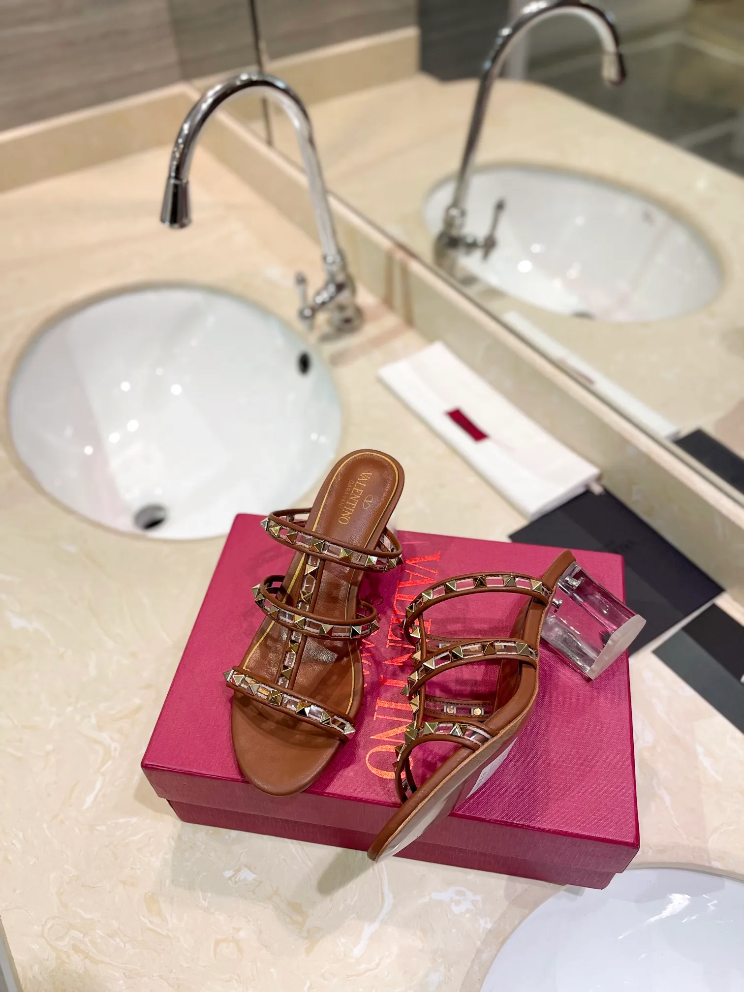 👟👟Ex-factory price 500👟👟 𝑉𝐴𝐿𝐸𝑁𝑇𝐼𝑁𝑂 Valentino ♡ͥ | ²º²⁴💫Purchasing agent level🔍Same color The classic king-shaped slippers with crystal heels are also so beautiful The particularly high-quality hardware brings out a full sense of high-end. After putting it on your feet, you will be stunned and look super slim! The new season lives up to expectations! Worth buying ★Imported cowhide is absolutely high-grade ❥Original method is absolutely sensual ❥Elegant style creates a different feeling🙈 Simple temperament style!  ♡ show bdetails ———————————— ⊿▸: Size｜35-40 (customized at 40.41.42) ⊿▸: Material｜Imported sheepskin + Pvc ⊿▸: Material | Padded sheepskin ⊿▸: Material | Italian🇮🇹 genuine leather outsole ⊿▸: Heel height｜6cm